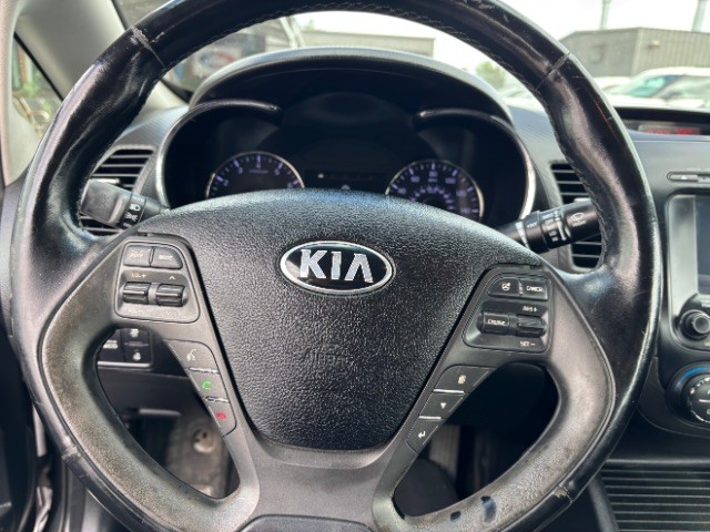 Kia Forte Vehicle Full-screen Gallery Image 12