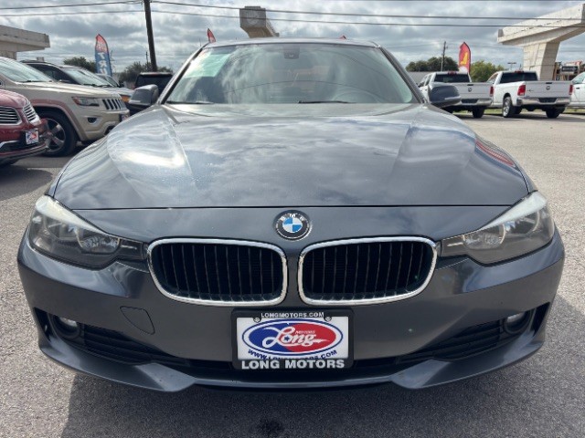 BMW 320i Vehicle Full-screen Gallery Image 02