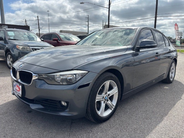 BMW 320i Vehicle Full-screen Gallery Image 03