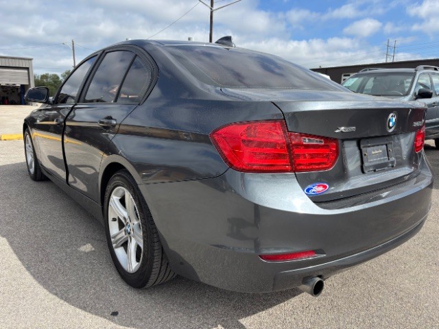 BMW 320i Vehicle Full-screen Gallery Image 04