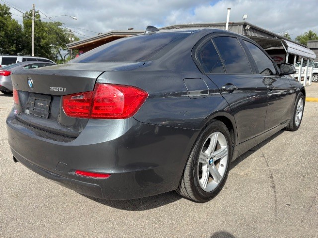 BMW 320i Vehicle Full-screen Gallery Image 05