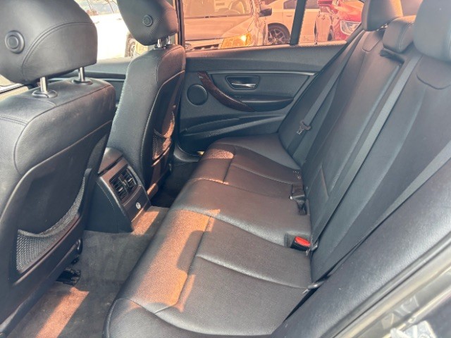 BMW 320i Vehicle Full-screen Gallery Image 06