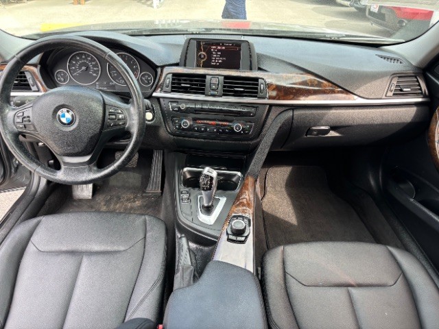 BMW 320i Vehicle Full-screen Gallery Image 07