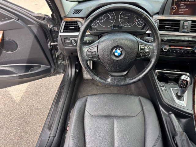BMW 320i Vehicle Full-screen Gallery Image 08