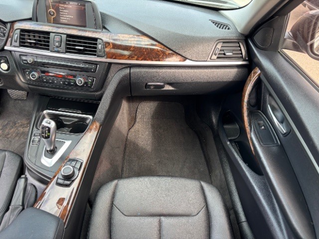 BMW 320i Vehicle Full-screen Gallery Image 09