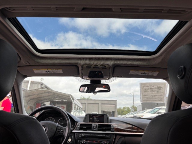 BMW 320i Vehicle Full-screen Gallery Image 10