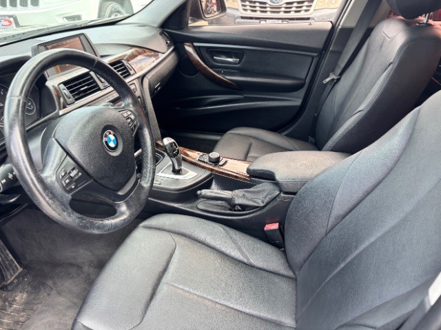 BMW 320i Vehicle Full-screen Gallery Image 11