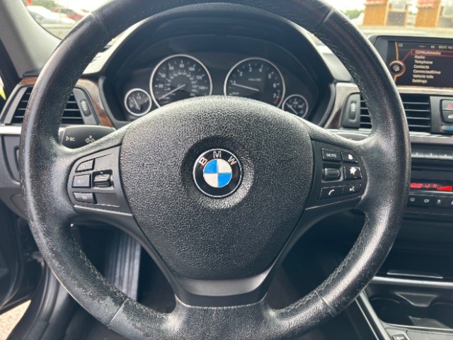 BMW 320i Vehicle Full-screen Gallery Image 12