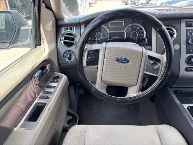 Ford Expedition Vehicle Full-screen Gallery Image 09
