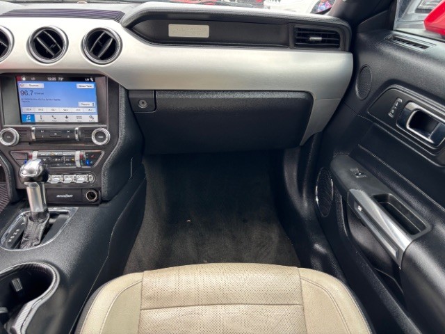 Ford Mustang Vehicle Full-screen Gallery Image 09