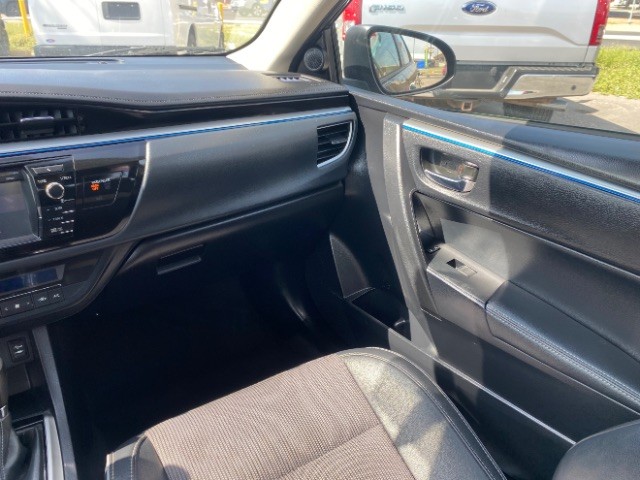 Toyota Corolla Vehicle Full-screen Gallery Image 11