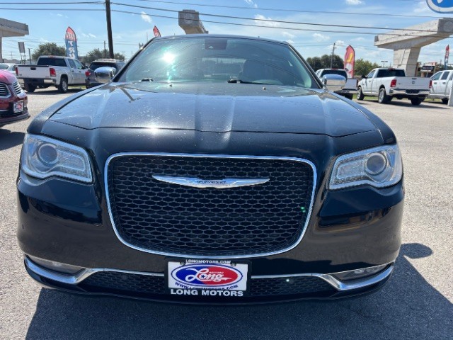 Chrysler 300 Vehicle Full-screen Gallery Image 02