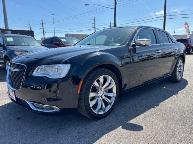 Chrysler 300 Vehicle Full-screen Gallery Image 03