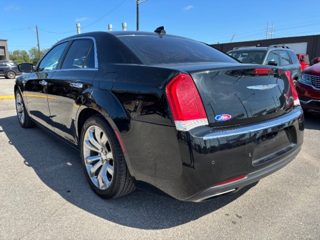 Chrysler 300 Vehicle Full-screen Gallery Image 04