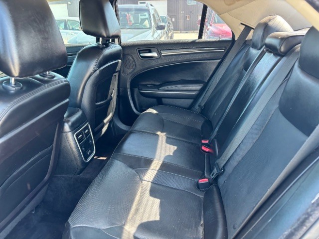 Chrysler 300 Vehicle Full-screen Gallery Image 06