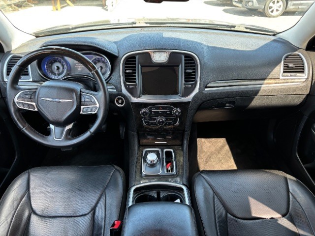 Chrysler 300 Vehicle Full-screen Gallery Image 07