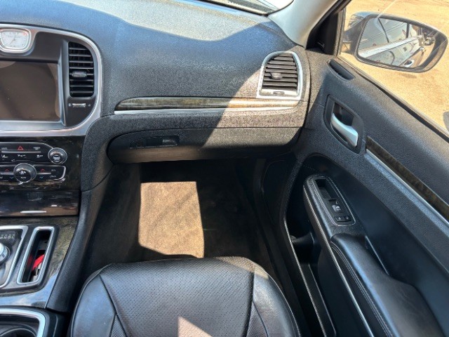 Chrysler 300 Vehicle Full-screen Gallery Image 09