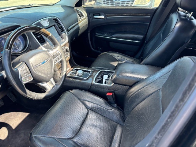 Chrysler 300 Vehicle Full-screen Gallery Image 11