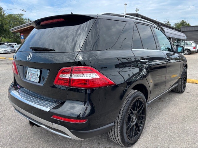 Mercedes-Benz ML 350 Vehicle Full-screen Gallery Image 05
