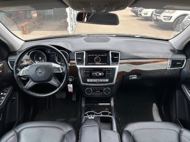 Mercedes-Benz ML 350 Vehicle Full-screen Gallery Image 07