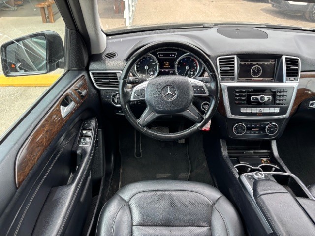 Mercedes-Benz ML 350 Vehicle Full-screen Gallery Image 08