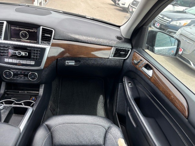 Mercedes-Benz ML 350 Vehicle Full-screen Gallery Image 09
