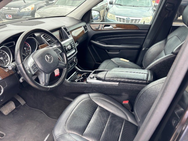 Mercedes-Benz ML 350 Vehicle Full-screen Gallery Image 11