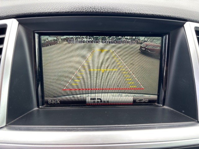 Mercedes-Benz ML 350 Vehicle Full-screen Gallery Image 12