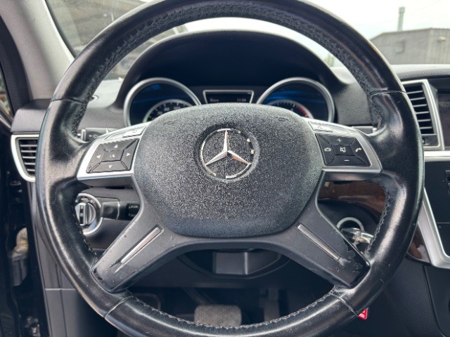 Mercedes-Benz ML 350 Vehicle Full-screen Gallery Image 13