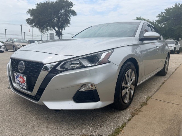 Nissan Altima Vehicle Full-screen Gallery Image 02