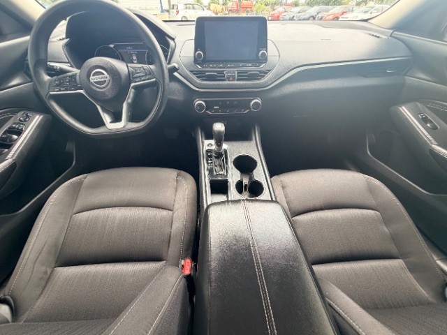 Nissan Altima Vehicle Full-screen Gallery Image 06