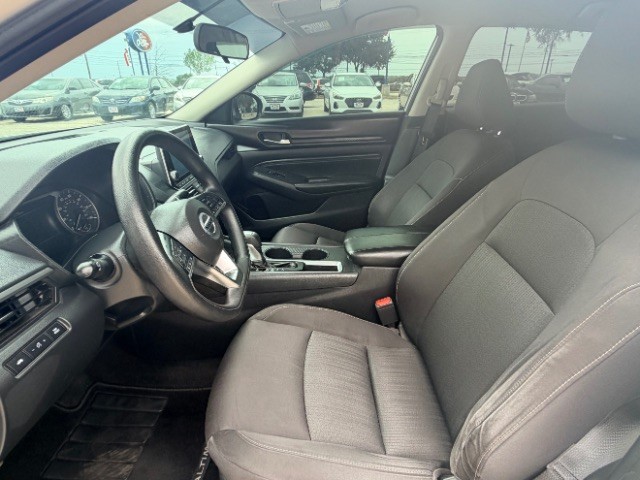 Nissan Altima Vehicle Full-screen Gallery Image 07