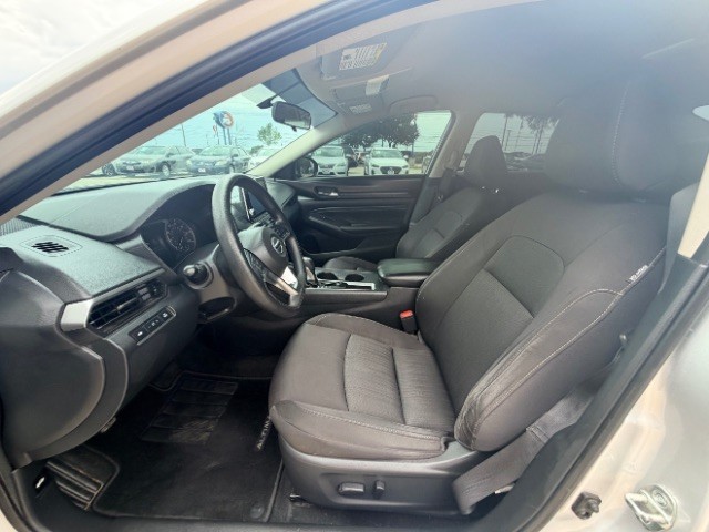 Nissan Altima Vehicle Full-screen Gallery Image 08