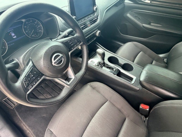 Nissan Altima Vehicle Full-screen Gallery Image 09