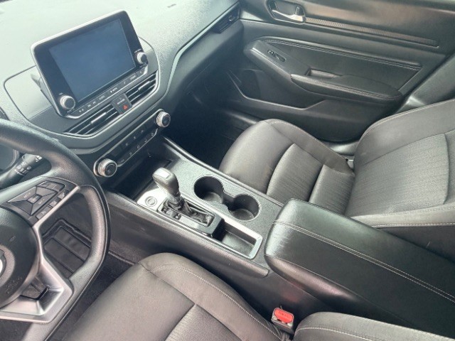 Nissan Altima Vehicle Full-screen Gallery Image 10