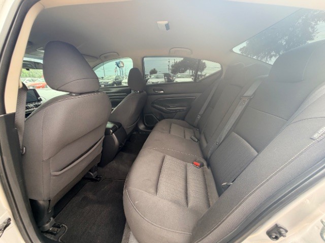 Nissan Altima Vehicle Full-screen Gallery Image 11