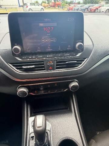 Nissan Altima Vehicle Full-screen Gallery Image 12