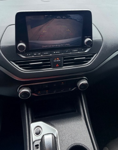 Nissan Altima Vehicle Full-screen Gallery Image 13