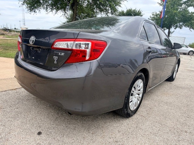 Toyota Camry Vehicle Full-screen Gallery Image 04