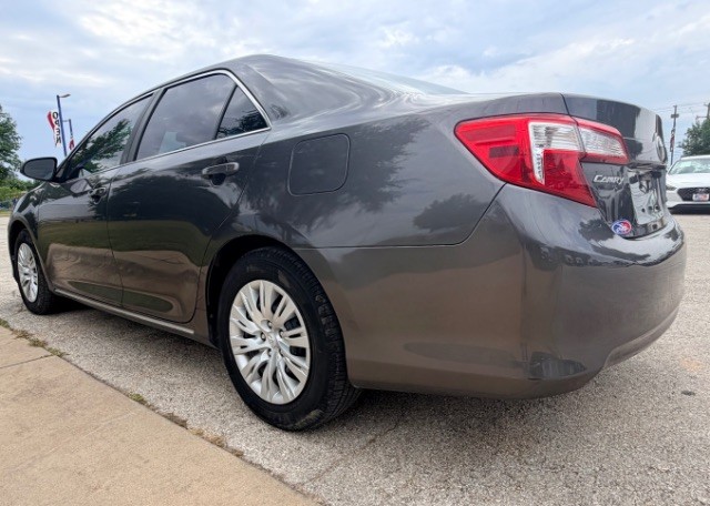Toyota Camry Vehicle Full-screen Gallery Image 05