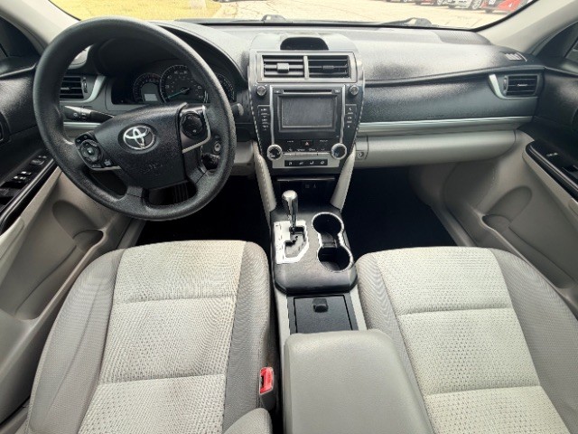 Toyota Camry Vehicle Full-screen Gallery Image 06