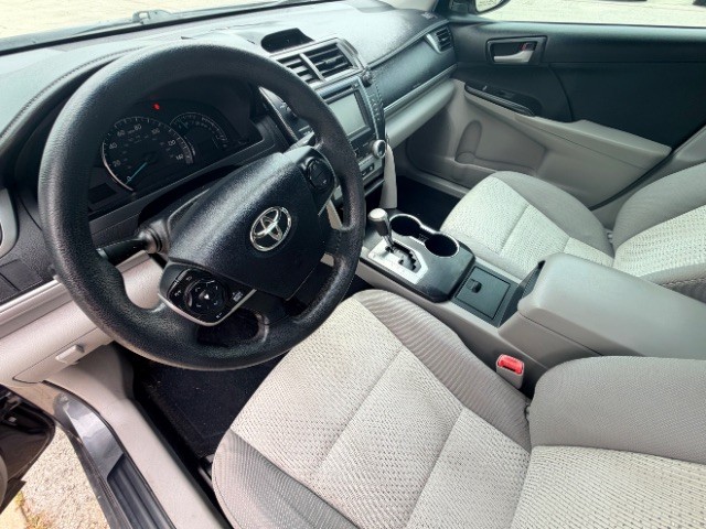 Toyota Camry Vehicle Full-screen Gallery Image 07