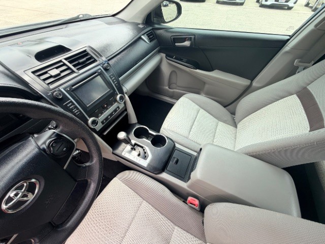 Toyota Camry Vehicle Full-screen Gallery Image 08