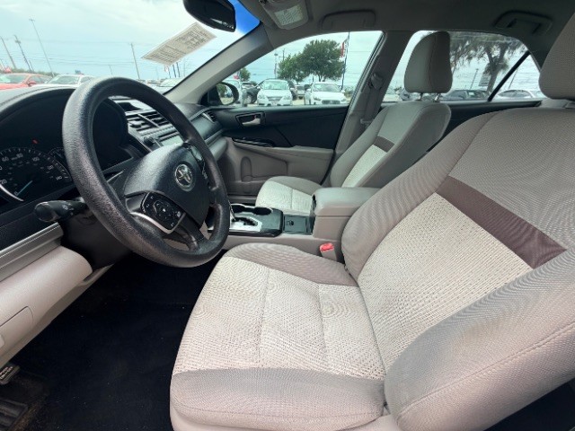 Toyota Camry Vehicle Full-screen Gallery Image 09