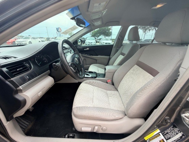 Toyota Camry Vehicle Full-screen Gallery Image 10