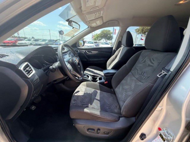 Nissan Rogue Vehicle Full-screen Gallery Image 08