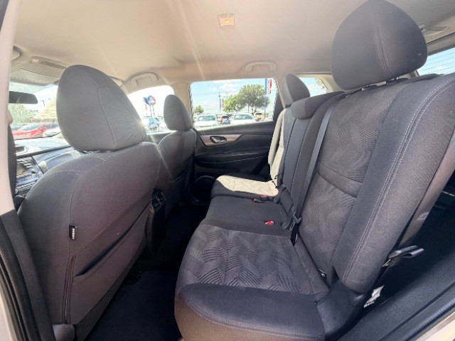 Nissan Rogue Vehicle Full-screen Gallery Image 11