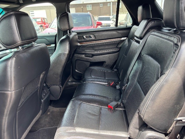 Ford Explorer Vehicle Full-screen Gallery Image 06