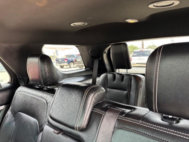 Ford Explorer Vehicle Full-screen Gallery Image 07