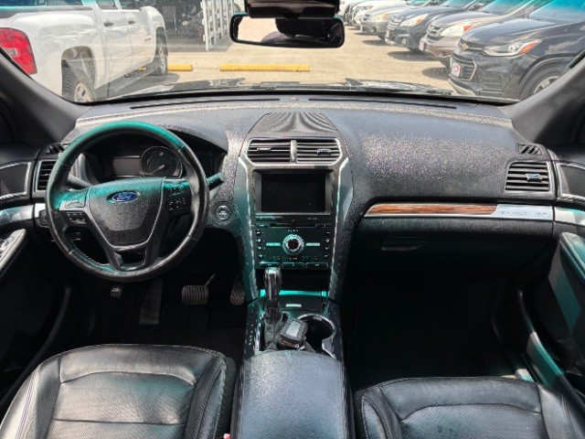 Ford Explorer Vehicle Full-screen Gallery Image 08